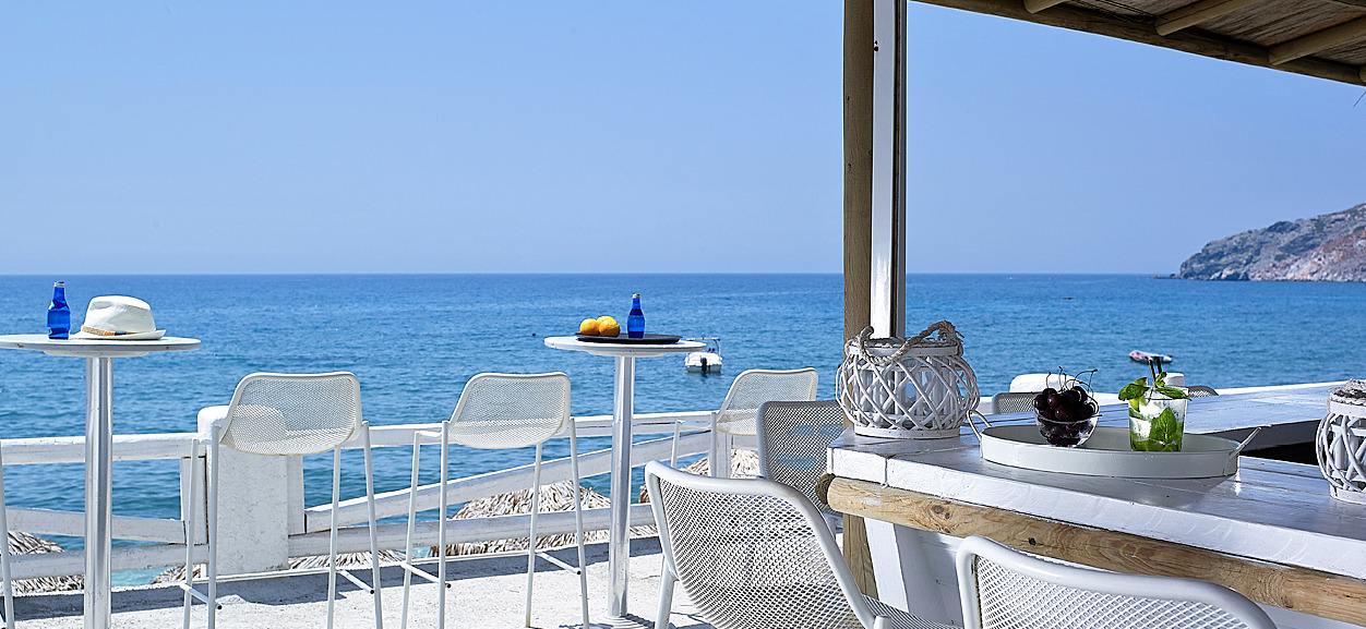 Beach_bar_sea_view_chillig_out_summertime_decoration_sunshine_Artemis_Deluxe_Rooms_Milos_island_Greece_Cyclades