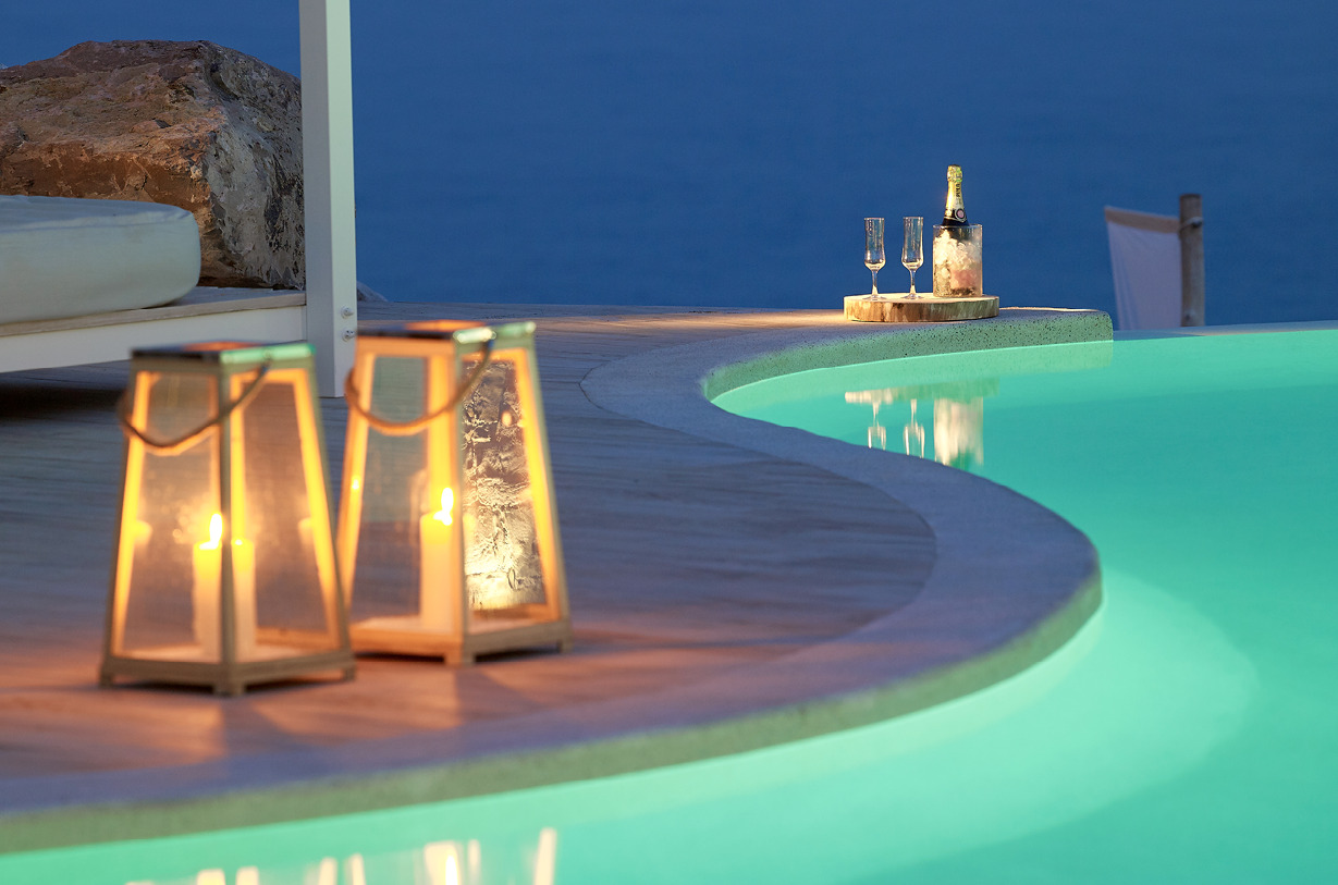 Swimming_pool_night_magic_romantic_atmoshpere_sunbeds_Artemis_Deluxe_Rooms_Milos_island_Greece_Cyclades